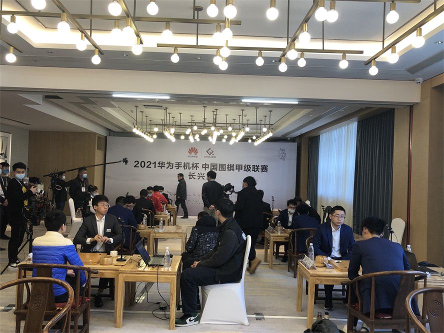 其中包括哈兰德，他错过了一个空门，然后他对着胡珀咆哮，似乎只是这位裁判阻止了曼城的胜利。